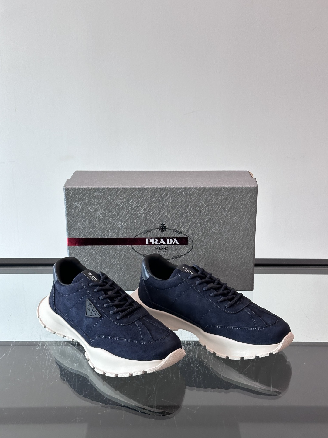 👟Prada休闲运动鞋，采用皮革拼接，简约又有辨识度✨。侧面三角标超有品牌感，橡胶鞋底舒适耐磨，日常穿搭或轻运动都OK！