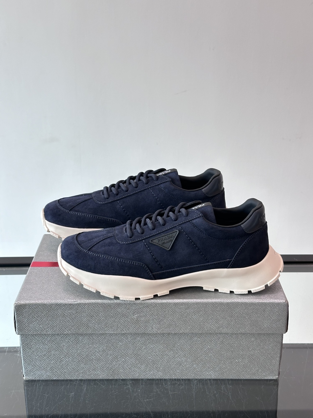 👟Prada休闲运动鞋，采用皮革拼接，简约又有辨识度✨。侧面三角标超有品牌感，橡胶鞋底舒适耐磨，日常穿搭或轻运动都OK！