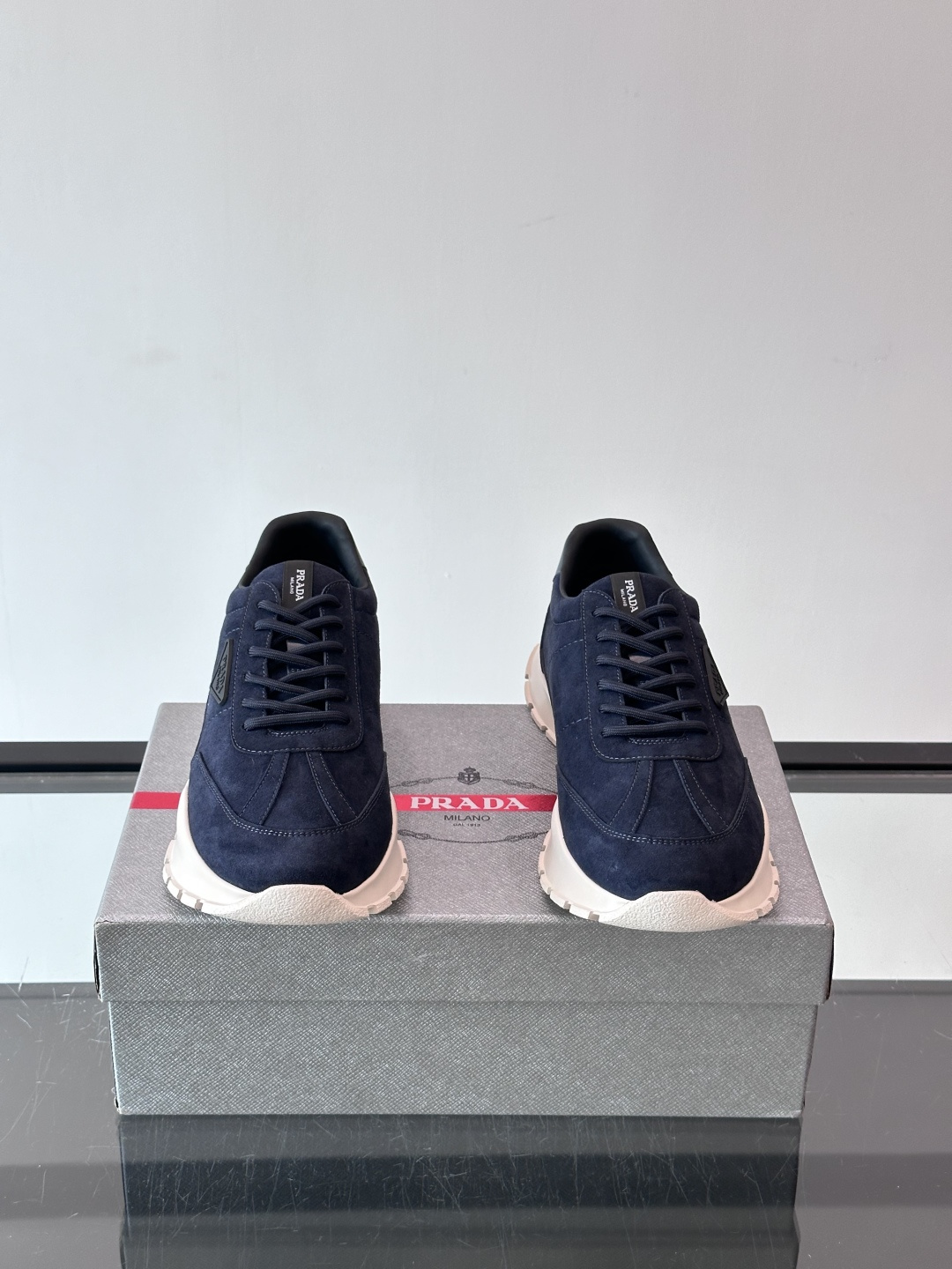 👟Prada休闲运动鞋，采用皮革拼接，简约又有辨识度✨。侧面三角标超有品牌感，橡胶鞋底舒适耐磨，日常穿搭或轻运动都OK！