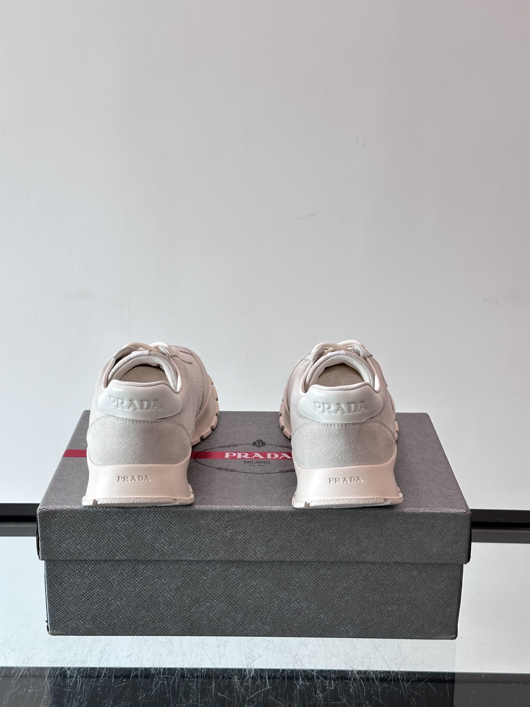 👟Prada休闲运动鞋，采用皮革拼接，简约又有辨识度✨。侧面三角标超有品牌感，橡胶鞋底舒适耐磨，日常穿搭或轻运动都OK！