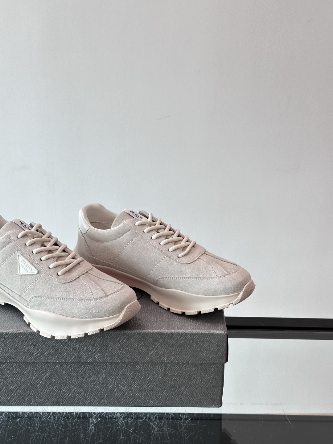 👟Prada休闲运动鞋，采用皮革拼接，简约又有辨识度✨。侧面三角标超有品牌感，橡胶鞋底舒适耐磨，日常穿搭或轻运动都OK！