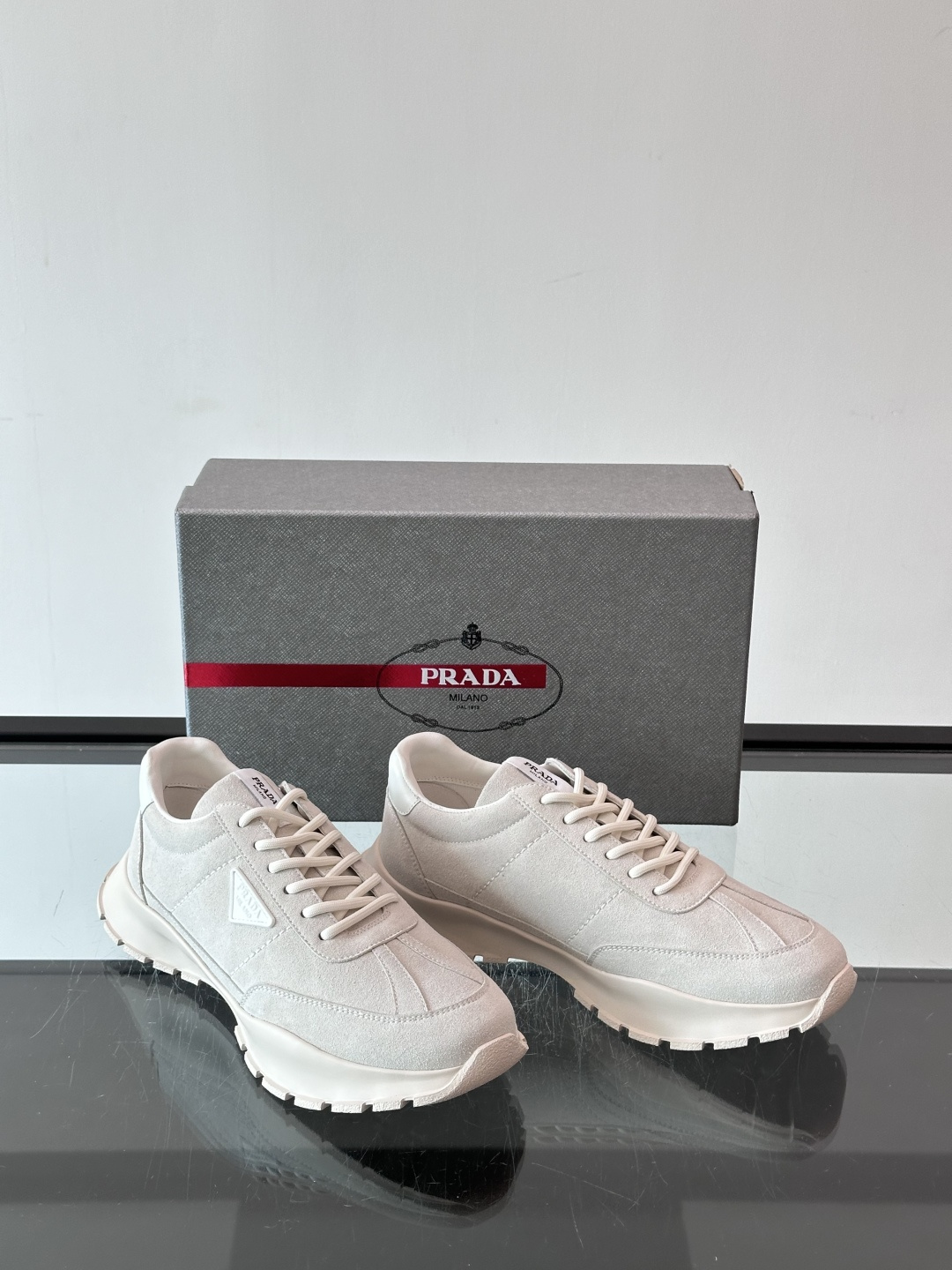 👟Prada休闲运动鞋，采用皮革拼接，简约又有辨识度✨。侧面三角标超有品牌感，橡胶鞋底舒适耐磨，日常穿搭或轻运动都OK！