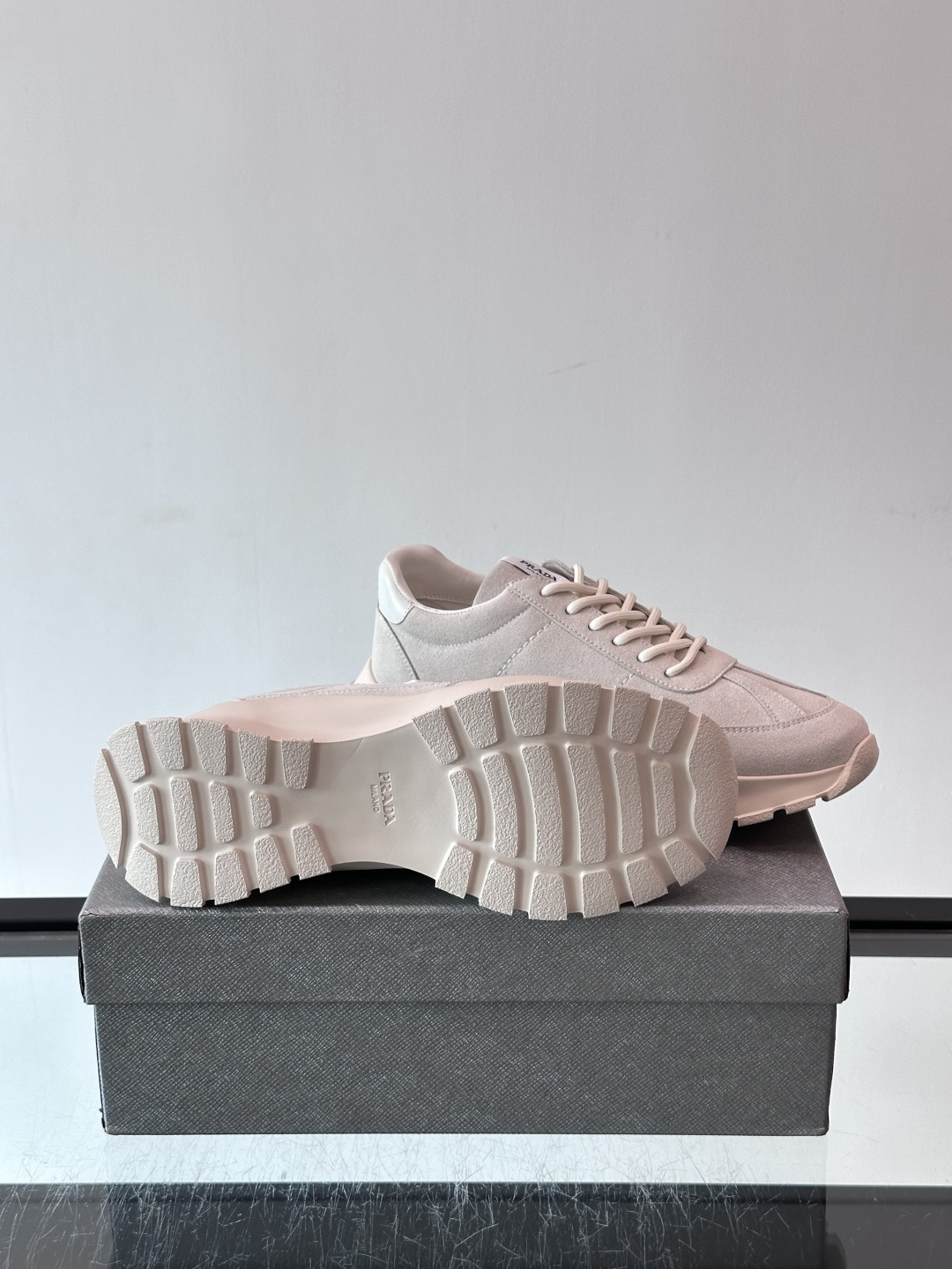 👟Prada休闲运动鞋，采用皮革拼接，简约又有辨识度✨。侧面三角标超有品牌感，橡胶鞋底舒适耐磨，日常穿搭或轻运动都OK！