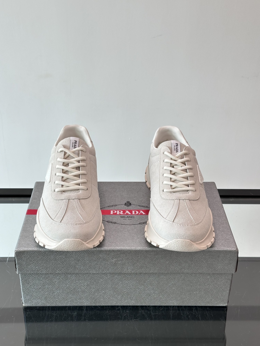 👟Prada休闲运动鞋，采用皮革拼接，简约又有辨识度✨。侧面三角标超有品牌感，橡胶鞋底舒适耐磨，日常穿搭或轻运动都OK！