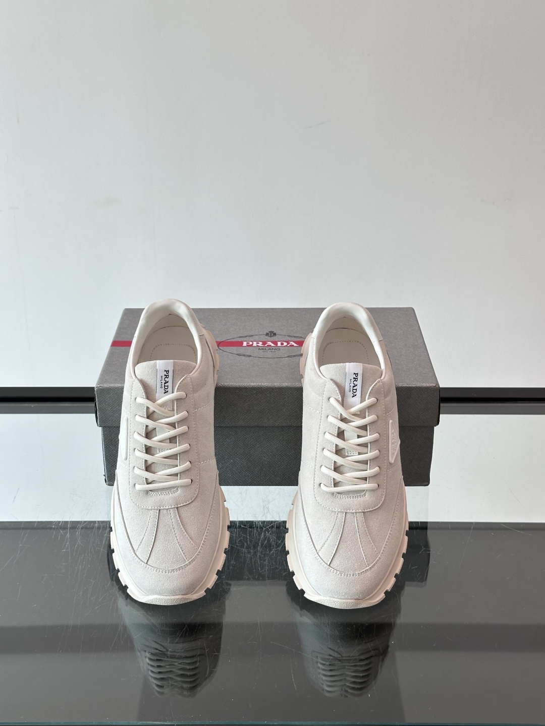👟Prada休闲运动鞋，采用皮革拼接，简约又有辨识度✨。侧面三角标超有品牌感，橡胶鞋底舒适耐磨，日常穿搭或轻运动都OK！