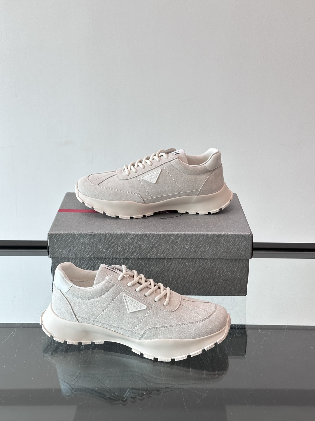 👟Prada休闲运动鞋，采用皮革拼接，简约又有辨识度✨。侧面三角标超有品牌感，橡胶鞋底舒适耐磨，日常穿搭或轻运动都OK！