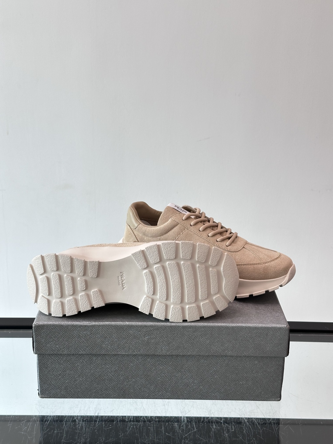👟Prada休闲运动鞋，采用皮革拼接，简约又有辨识度✨。侧面三角标超有品牌感，橡胶鞋底舒适耐磨，日常穿搭或轻运动都OK！