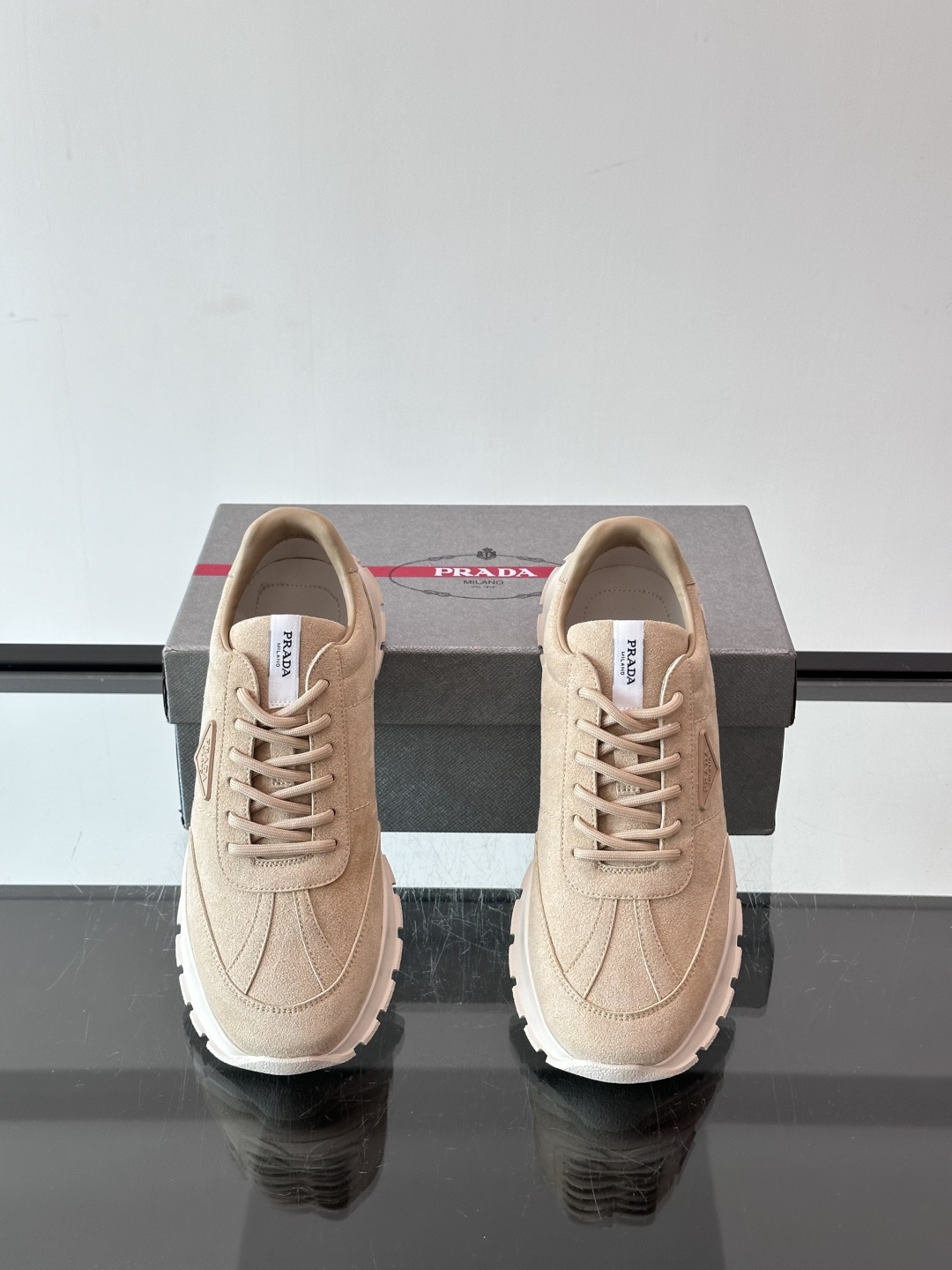 👟Prada休闲运动鞋，采用皮革拼接，简约又有辨识度✨。侧面三角标超有品牌感，橡胶鞋底舒适耐磨，日常穿搭或轻运动都OK！