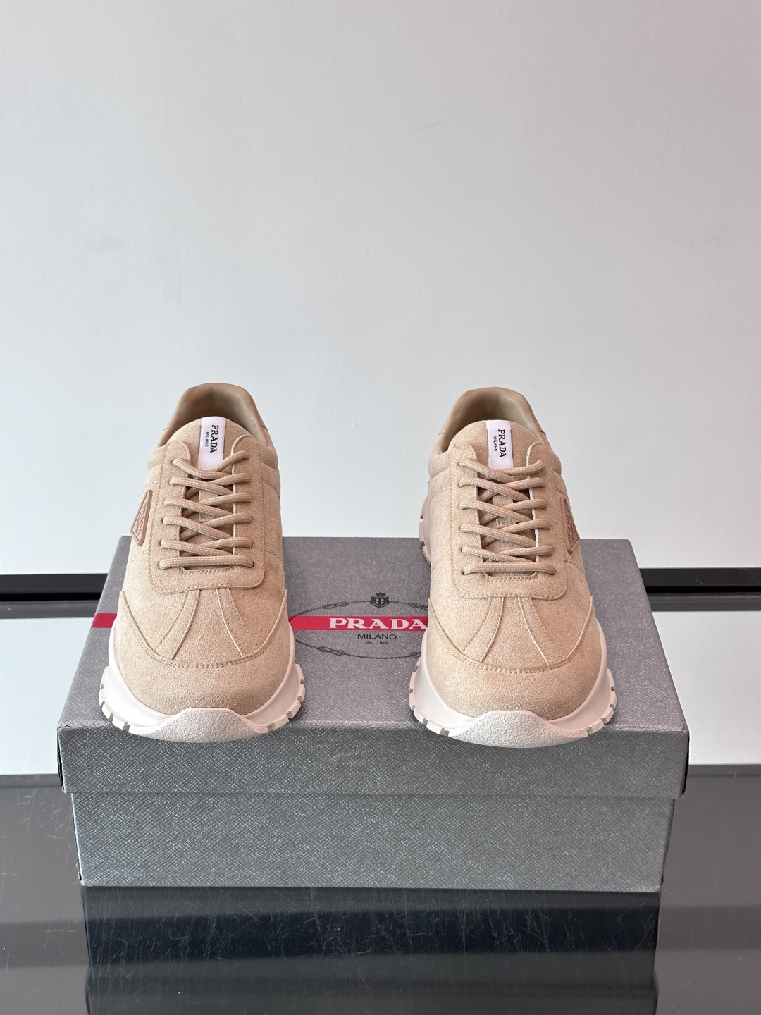 👟Prada休闲运动鞋，采用皮革拼接，简约又有辨识度✨。侧面三角标超有品牌感，橡胶鞋底舒适耐磨，日常穿搭或轻运动都OK！