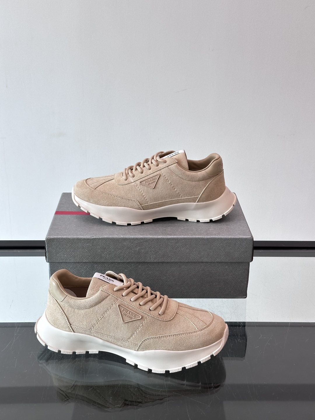 👟Prada休闲运动鞋，采用皮革拼接，简约又有辨识度✨。侧面三角标超有品牌感，橡胶鞋底舒适耐磨，日常穿搭或轻运动都OK！