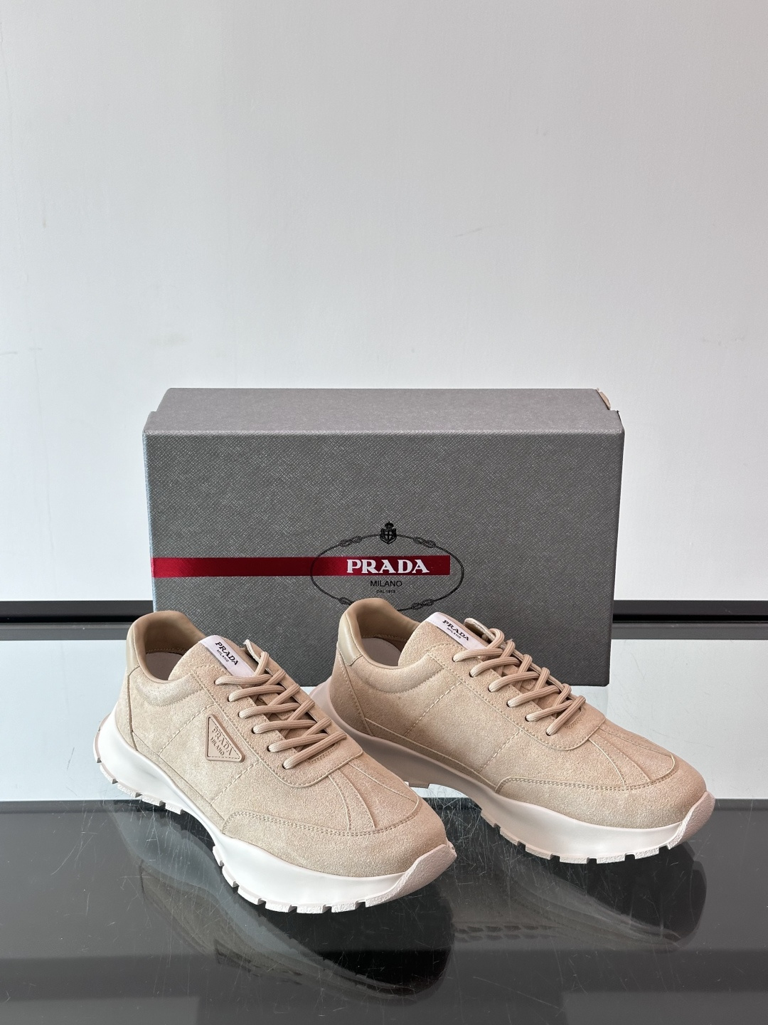 👟Prada休闲运动鞋，采用皮革拼接，简约又有辨识度✨。侧面三角标超有品牌感，橡胶鞋底舒适耐磨，日常穿搭或轻运动都OK！