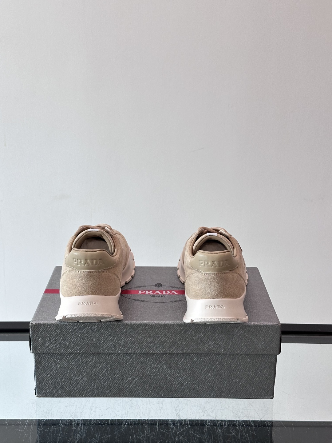 👟Prada休闲运动鞋，采用皮革拼接，简约又有辨识度✨。侧面三角标超有品牌感，橡胶鞋底舒适耐磨，日常穿搭或轻运动都OK！