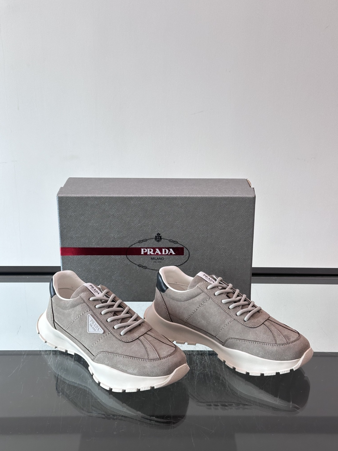 👟Prada休闲运动鞋，采用皮革拼接，简约又有辨识度✨。侧面三角标超有品牌感，橡胶鞋底舒适耐磨，日常穿搭或轻运动都OK！