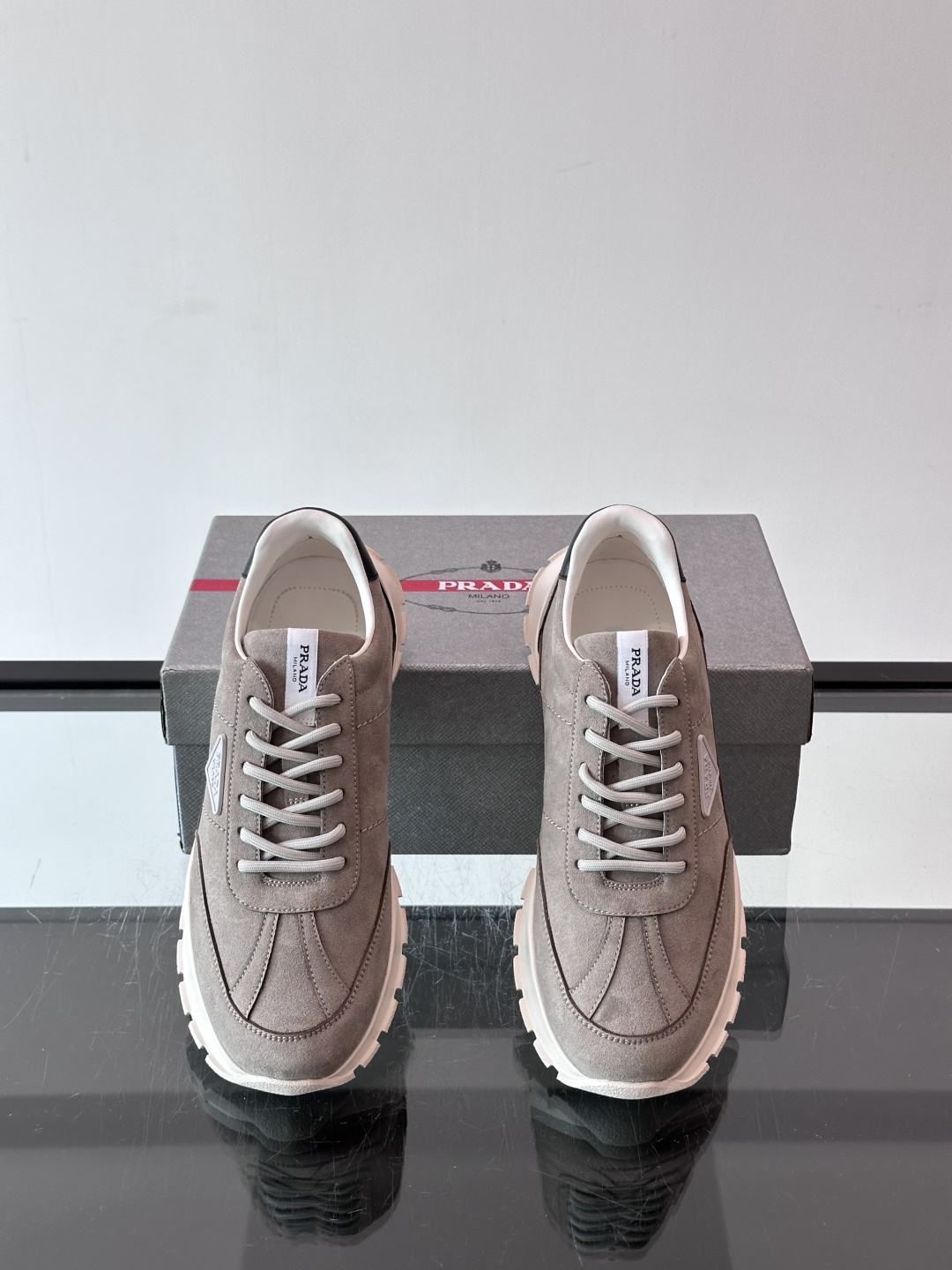 👟Prada休闲运动鞋，采用皮革拼接，简约又有辨识度✨。侧面三角标超有品牌感，橡胶鞋底舒适耐磨，日常穿搭或轻运动都OK！