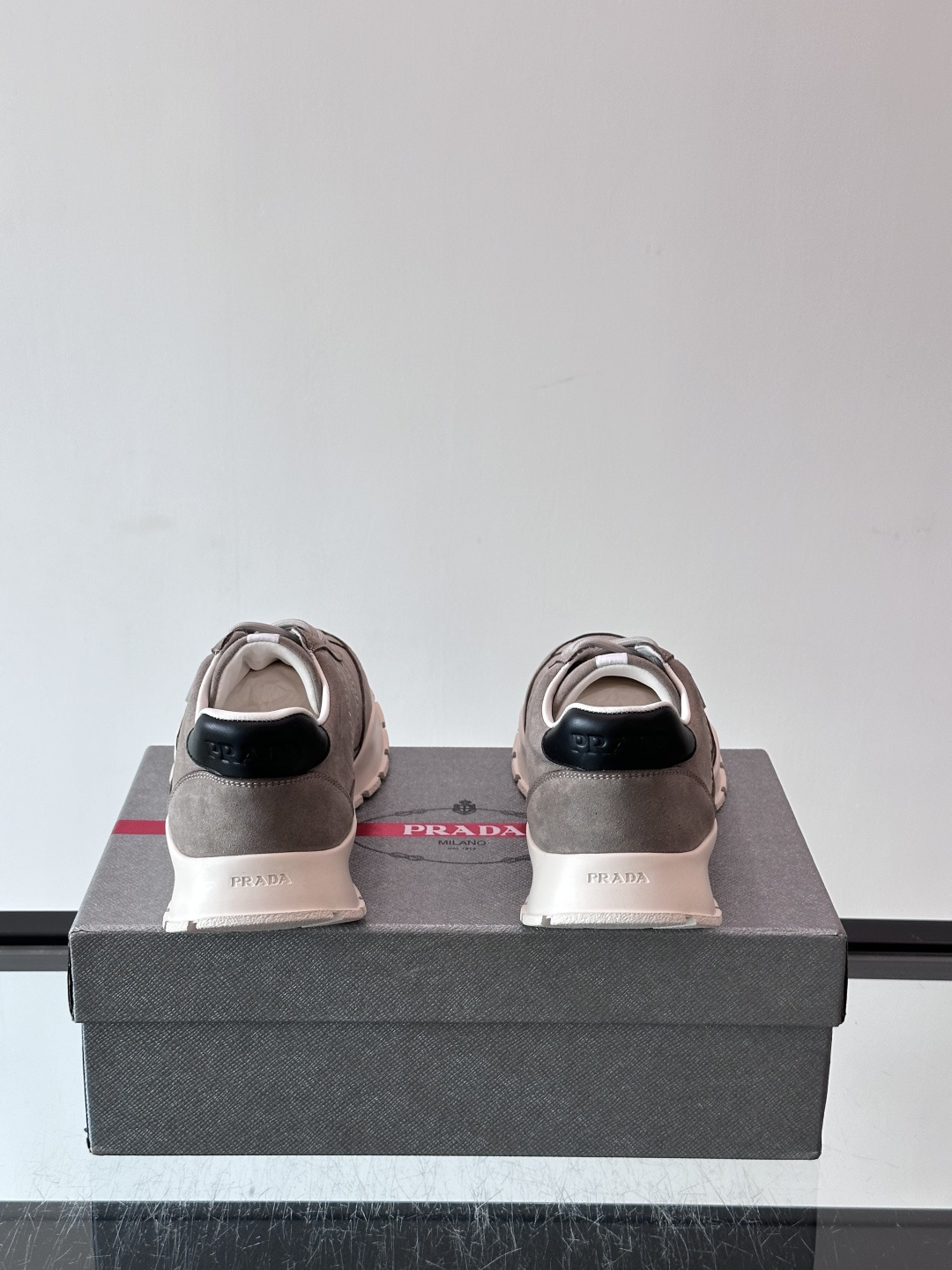 👟Prada休闲运动鞋，采用皮革拼接，简约又有辨识度✨。侧面三角标超有品牌感，橡胶鞋底舒适耐磨，日常穿搭或轻运动都OK！