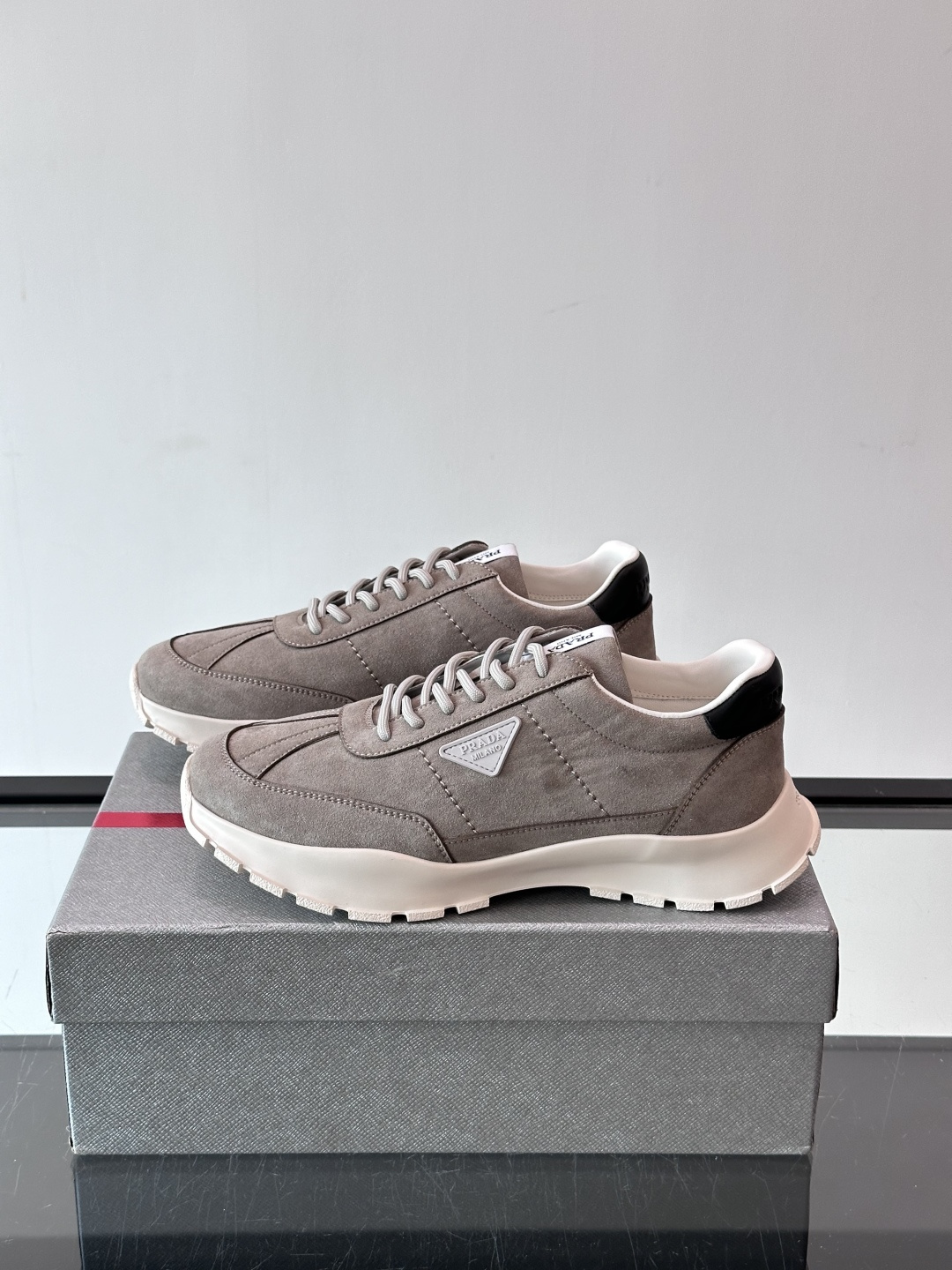 👟Prada休闲运动鞋，采用皮革拼接，简约又有辨识度✨。侧面三角标超有品牌感，橡胶鞋底舒适耐磨，日常穿搭或轻运动都OK！