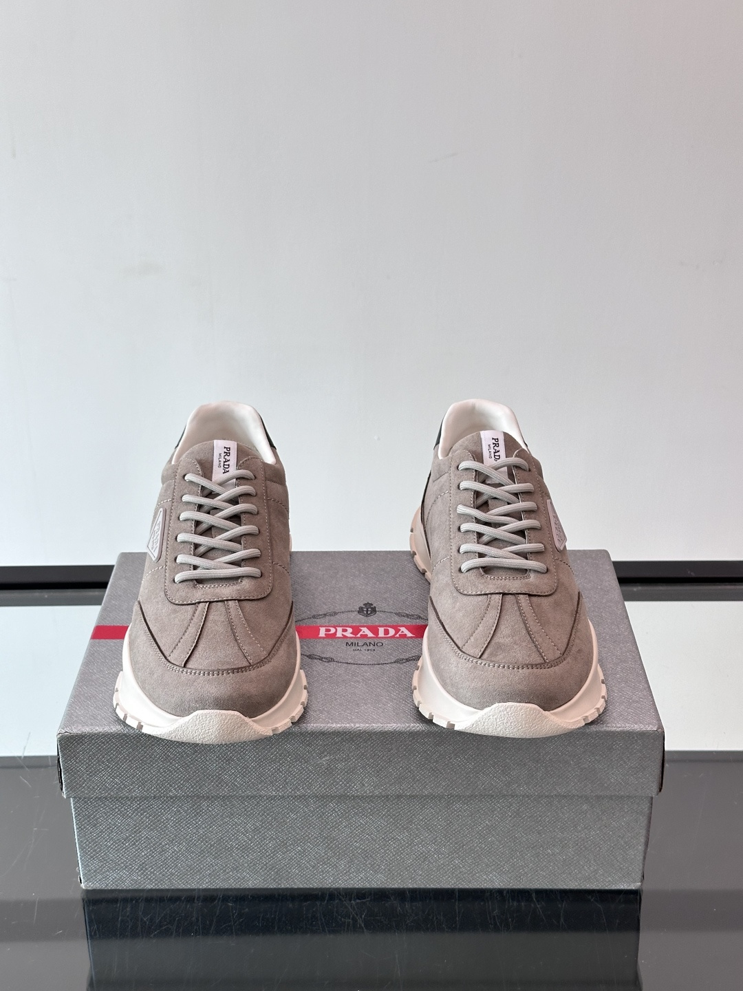 👟Prada休闲运动鞋，采用皮革拼接，简约又有辨识度✨。侧面三角标超有品牌感，橡胶鞋底舒适耐磨，日常穿搭或轻运动都OK！