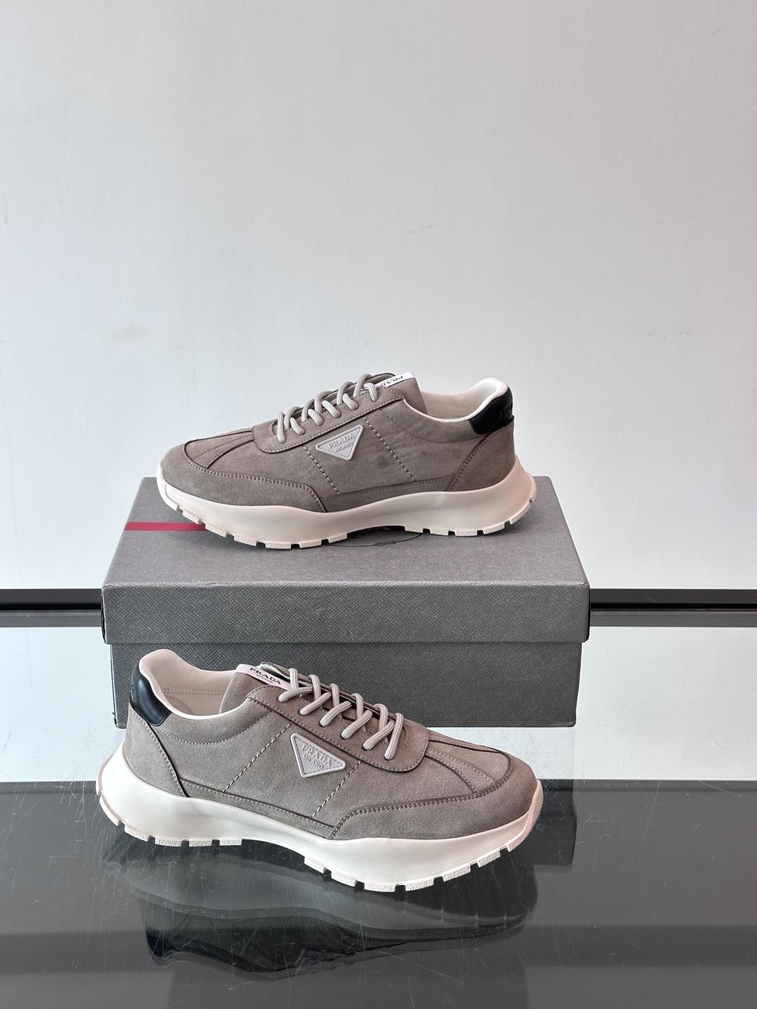 👟Prada休闲运动鞋，采用皮革拼接，简约又有辨识度✨。侧面三角标超有品牌感，橡胶鞋底舒适耐磨，日常穿搭或轻运动都OK！