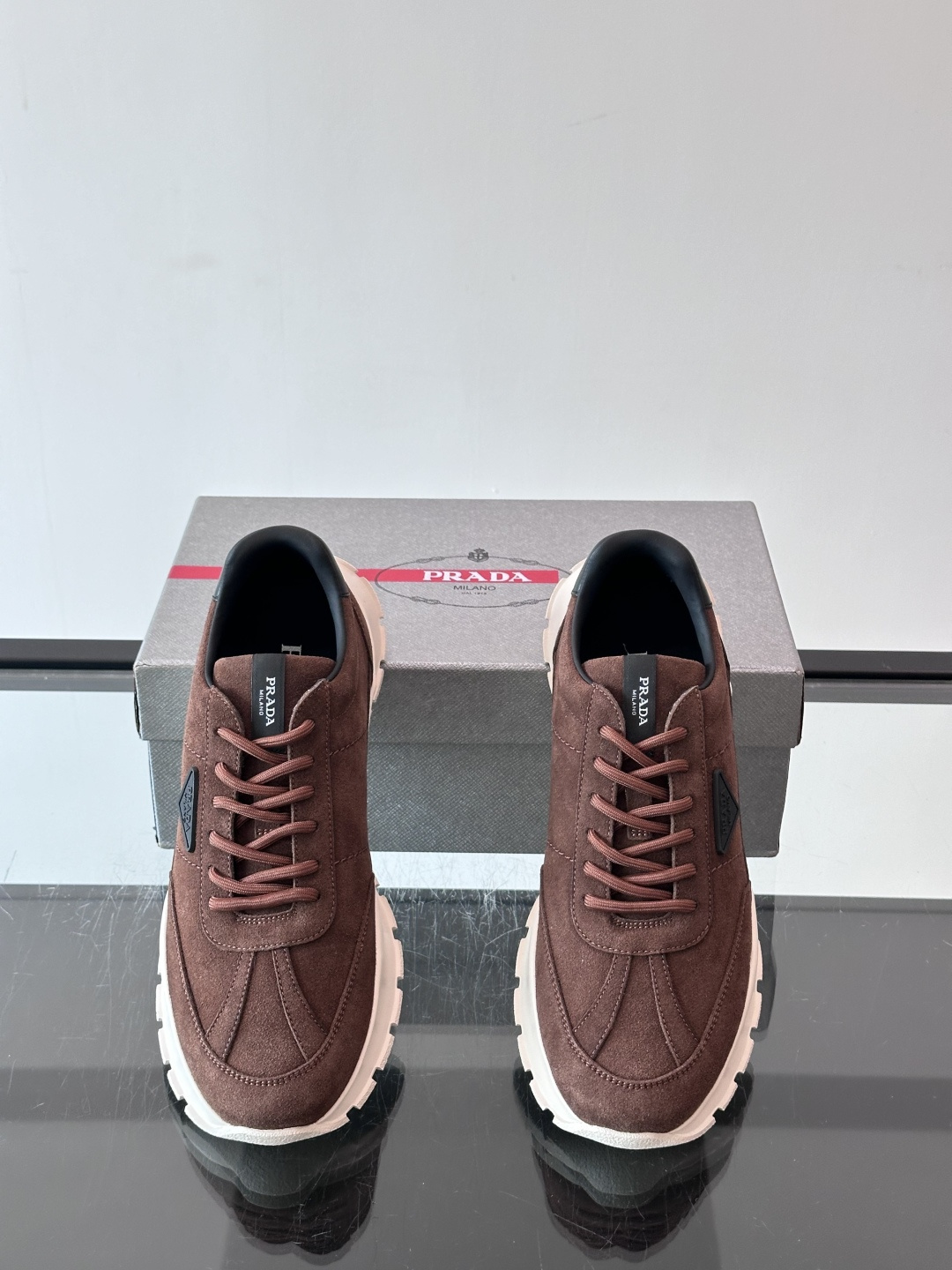 👟Prada休闲运动鞋，采用皮革拼接，简约又有辨识度✨。侧面三角标超有品牌感，橡胶鞋底舒适耐磨，日常穿搭或轻运动都OK！