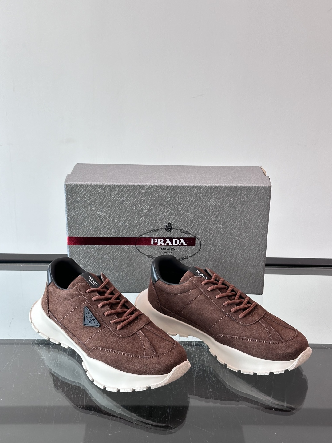 👟Prada休闲运动鞋，采用皮革拼接，简约又有辨识度✨。侧面三角标超有品牌感，橡胶鞋底舒适耐磨，日常穿搭或轻运动都OK！
