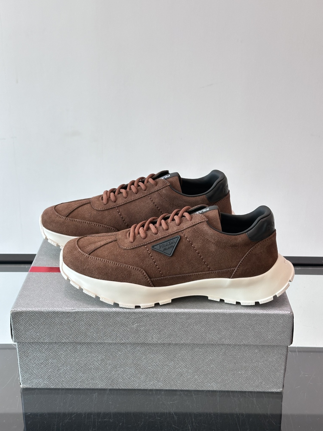 👟Prada休闲运动鞋，采用皮革拼接，简约又有辨识度✨。侧面三角标超有品牌感，橡胶鞋底舒适耐磨，日常穿搭或轻运动都OK！