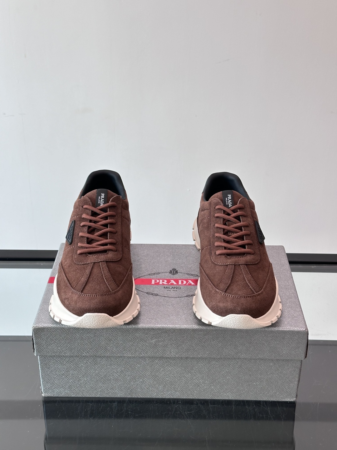 👟Prada休闲运动鞋，采用皮革拼接，简约又有辨识度✨。侧面三角标超有品牌感，橡胶鞋底舒适耐磨，日常穿搭或轻运动都OK！