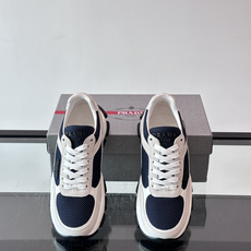 Prada 运动鞋💯百搭色调,网面 + 麂皮拼接鞋面,鞋侧有 Prada 三角形标志性的"符号"logo 压纹 Prada 运动鞋💯百搭色调,网面 + 麂皮拼接鞋面,鞋侧有 Prada 三角形标志性的"符号"logo 压纹