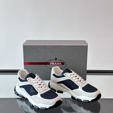 Prada 运动鞋💯百搭色调,网面 + 麂皮拼接鞋面,鞋侧有 Prada 三角形标志性的"符号"logo 压纹 Prada 运动鞋💯百搭色调,网面 + 麂皮拼接鞋面,鞋侧有 Prada 三角形标志性的"符号"logo 压纹