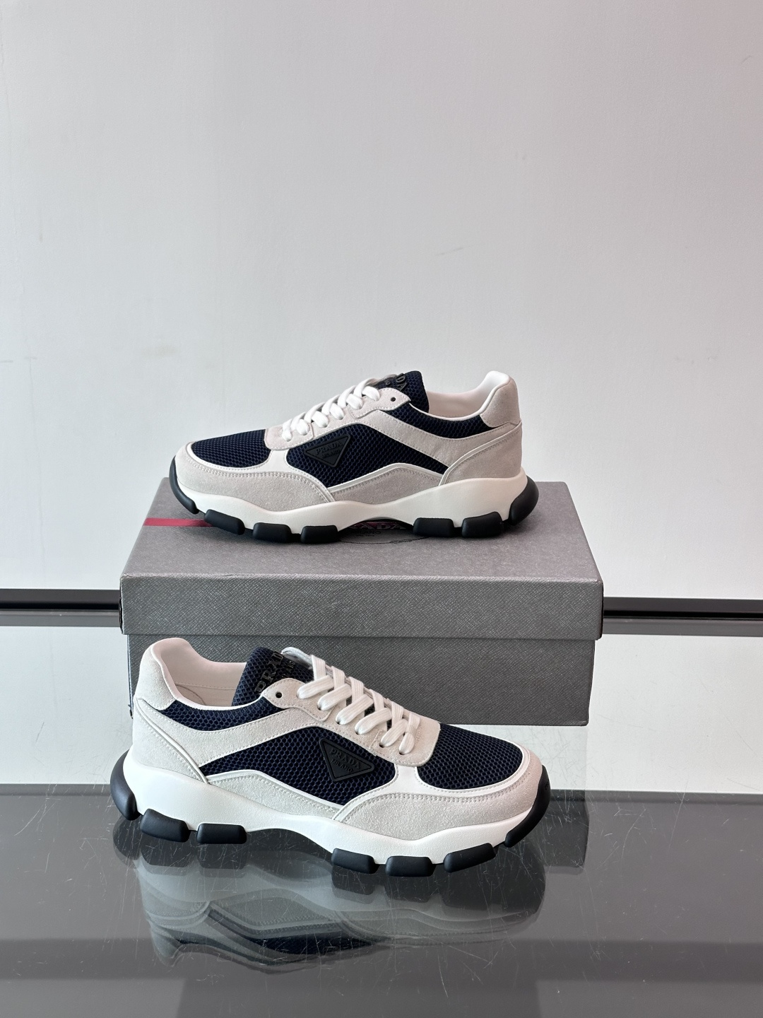 Prada 运动鞋💯百搭色调,网面 + 麂皮拼接鞋面,鞋侧有 Prada 三角形标志性的"符号"logo 压纹 Prada 运动鞋💯百搭色调,网面 + 麂皮拼接鞋面,鞋侧有 Prada 三角形标志性的"符号"logo 压纹