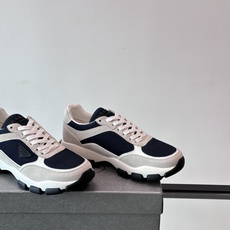 Prada 运动鞋💯百搭色调,网面 + 麂皮拼接鞋面,鞋侧有 Prada 三角形标志性的"符号"logo 压纹 Prada 运动鞋💯百搭色调,网面 + 麂皮拼接鞋面,鞋侧有 Prada 三角形标志性的"符号"logo 压纹