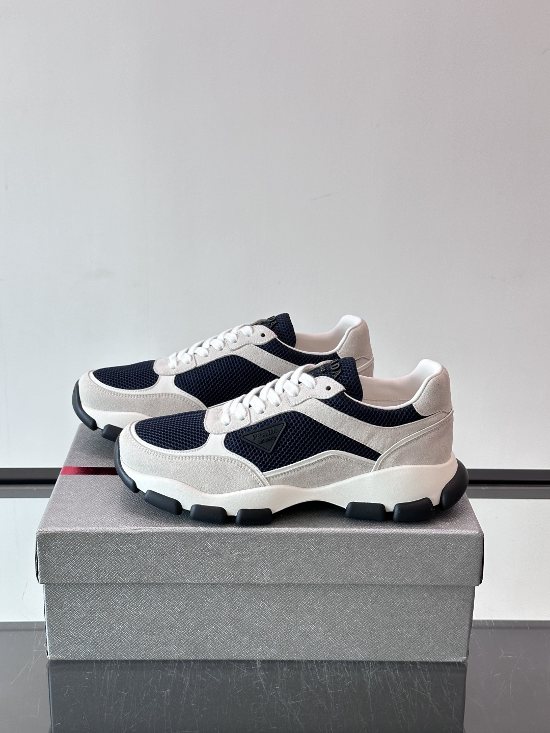 Prada 运动鞋💯百搭色调,网面 + 麂皮拼接鞋面,鞋侧有 Prada 三角形标志性的"符号"logo 压纹 Prada 运动鞋💯百搭色调,网面 + 麂皮拼接鞋面,鞋侧有 Prada 三角形标志性的"符号"logo 压纹