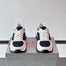 Prada 运动鞋💯百搭色调,网面 + 麂皮拼接鞋面,鞋侧有 Prada 三角形标志性的"符号"logo 压纹 Prada 运动鞋💯百搭色调,网面 + 麂皮拼接鞋面,鞋侧有 Prada 三角形标志性的"符号"logo 压纹