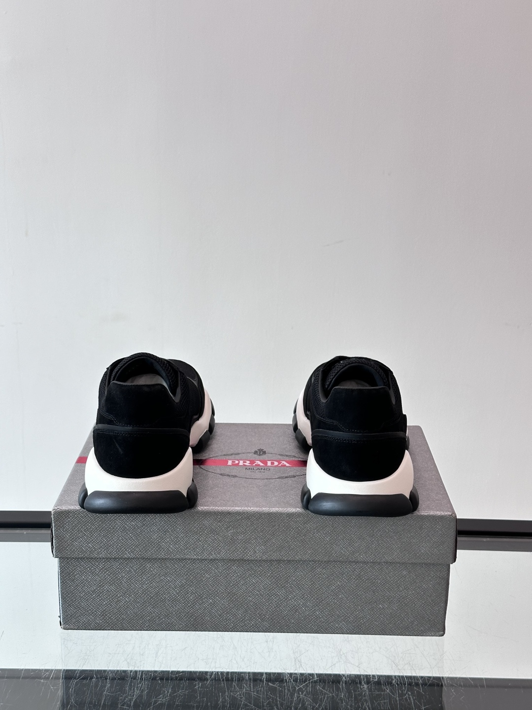 Prada 运动鞋💯百搭色调,网面 + 麂皮拼接鞋面,鞋侧有 Prada 三角形标志性的"符号"logo 压纹 Prada 运动鞋💯百搭色调,网面 + 麂皮拼接鞋面,鞋侧有 Prada 三角形标志性的"符号"logo 压纹