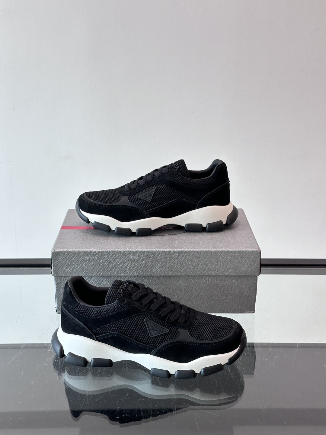 Prada 运动鞋💯百搭色调,网面 + 麂皮拼接鞋面,鞋侧有 Prada 三角形标志性的"符号"logo 压纹 Prada 运动鞋💯百搭色调,网面 + 麂皮拼接鞋面,鞋侧有 Prada 三角形标志性的"符号"logo 压纹