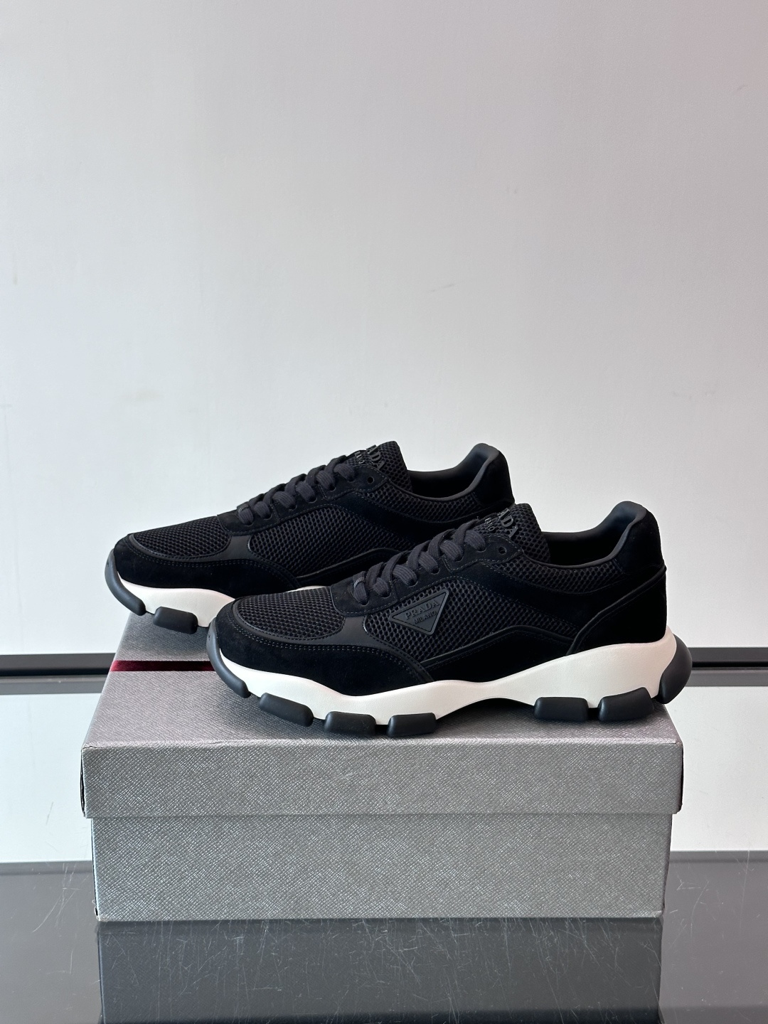 Prada 运动鞋💯百搭色调,网面 + 麂皮拼接鞋面,鞋侧有 Prada 三角形标志性的"符号"logo 压纹 Prada 运动鞋💯百搭色调,网面 + 麂皮拼接鞋面,鞋侧有 Prada 三角形标志性的"符号"logo 压纹