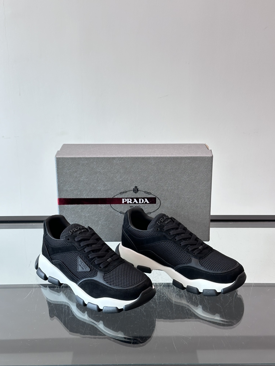 Prada 运动鞋💯百搭色调,网面 + 麂皮拼接鞋面,鞋侧有 Prada 三角形标志性的"符号"logo 压纹 Prada 运动鞋💯百搭色调,网面 + 麂皮拼接鞋面,鞋侧有 Prada 三角形标志性的"符号"logo 压纹
