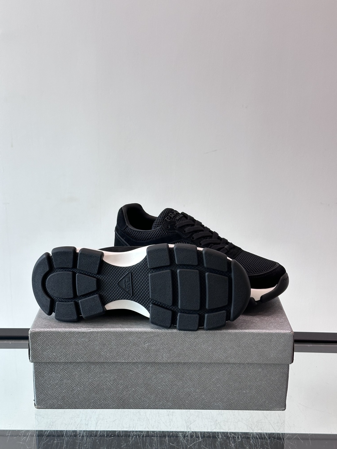 Prada 运动鞋💯百搭色调,网面 + 麂皮拼接鞋面,鞋侧有 Prada 三角形标志性的"符号"logo 压纹 Prada 运动鞋💯百搭色调,网面 + 麂皮拼接鞋面,鞋侧有 Prada 三角形标志性的"符号"logo 压纹