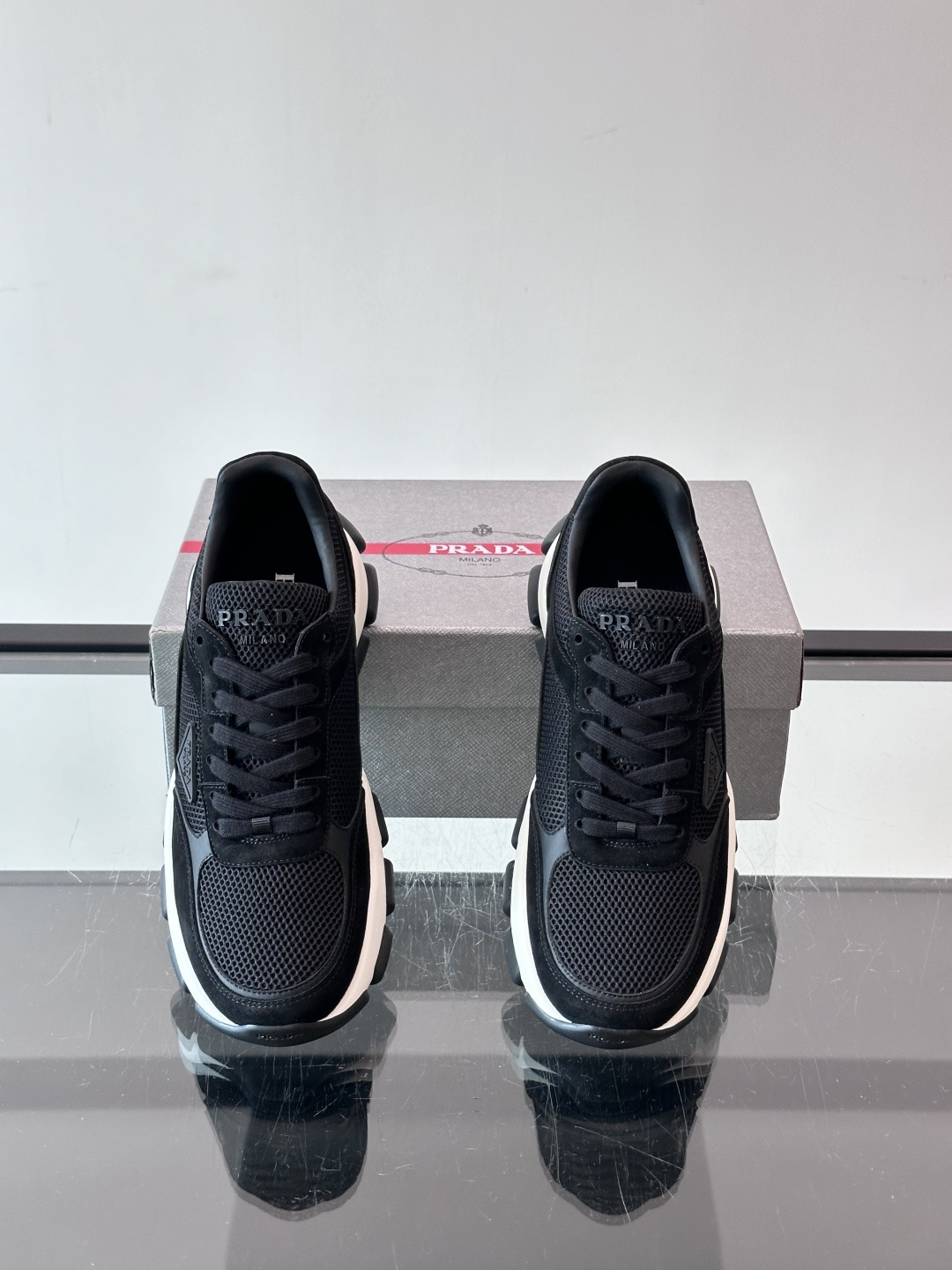 Prada 运动鞋💯百搭色调,网面 + 麂皮拼接鞋面,鞋侧有 Prada 三角形标志性的"符号"logo 压纹 Prada 运动鞋💯百搭色调,网面 + 麂皮拼接鞋面,鞋侧有 Prada 三角形标志性的"符号"logo 压纹