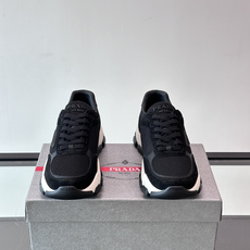 Prada 运动鞋💯百搭色调,网面 + 麂皮拼接鞋面,鞋侧有 Prada 三角形标志性的"符号"logo 压纹 Prada 运动鞋💯百搭色调,网面 + 麂皮拼接鞋面,鞋侧有 Prada 三角形标志性的"符号"logo 压纹