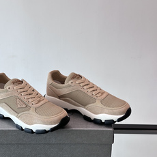 Prada 运动鞋💯百搭色调,网面 + 麂皮拼接鞋面,鞋侧有 Prada 三角形标志性的"符号"logo 压纹 Prada 运动鞋💯百搭色调,网面 + 麂皮拼接鞋面,鞋侧有 Prada 三角形标志性的"符号"logo 压纹
