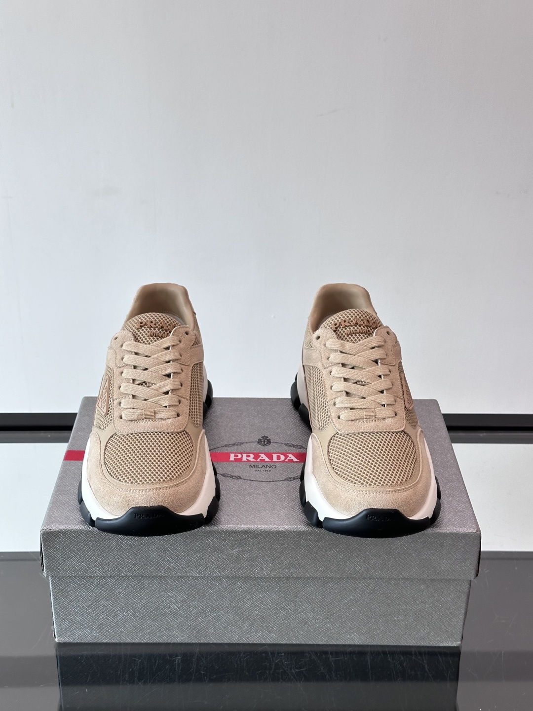 Prada 运动鞋💯百搭色调,网面 + 麂皮拼接鞋面,鞋侧有 Prada 三角形标志性的"符号"logo 压纹 Prada 运动鞋💯百搭色调,网面 + 麂皮拼接鞋面,鞋侧有 Prada 三角形标志性的"符号"logo 压纹