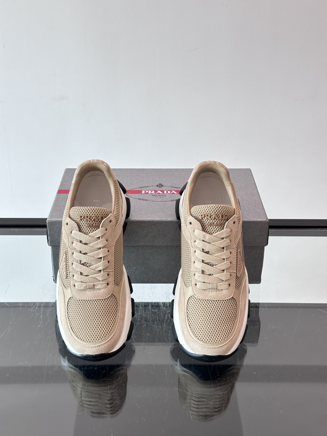 Prada 运动鞋💯百搭色调,网面 + 麂皮拼接鞋面,鞋侧有 Prada 三角形标志性的"符号"logo 压纹 Prada 运动鞋💯百搭色调,网面 + 麂皮拼接鞋面,鞋侧有 Prada 三角形标志性的"符号"logo 压纹