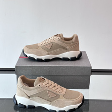Prada 运动鞋💯百搭色调,网面 + 麂皮拼接鞋面,鞋侧有 Prada 三角形标志性的"符号"logo 压纹 Prada 运动鞋💯百搭色调,网面 + 麂皮拼接鞋面,鞋侧有 Prada 三角形标志性的"符号"logo 压纹