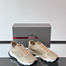 Prada 运动鞋💯百搭色调,网面 + 麂皮拼接鞋面,鞋侧有 Prada 三角形标志性的"符号"logo 压纹 Prada 运动鞋💯百搭色调,网面 + 麂皮拼接鞋面,鞋侧有 Prada 三角形标志性的"符号"logo 压纹