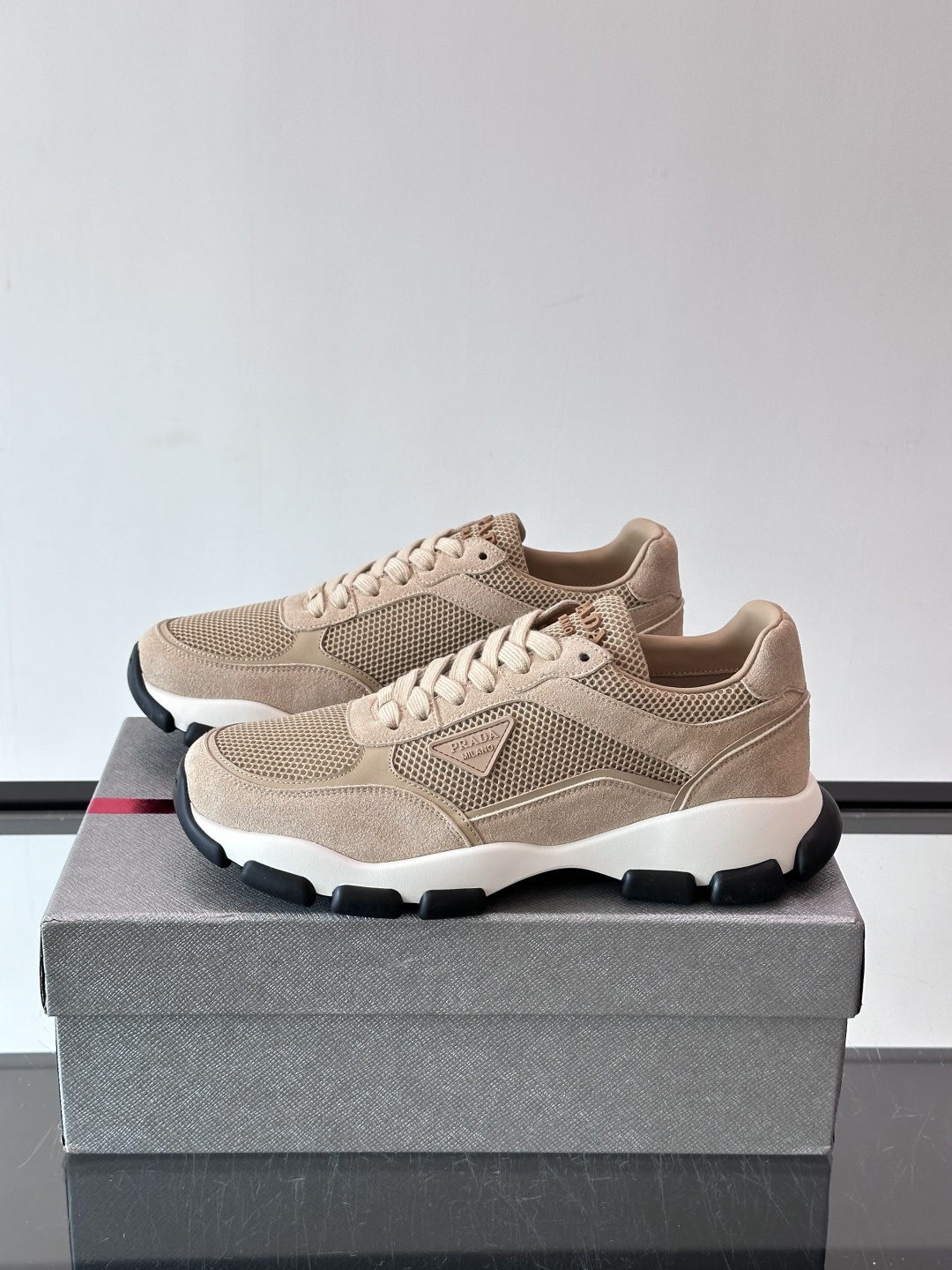 Prada 运动鞋💯百搭色调,网面 + 麂皮拼接鞋面,鞋侧有 Prada 三角形标志性的"符号"logo 压纹 Prada 运动鞋💯百搭色调,网面 + 麂皮拼接鞋面,鞋侧有 Prada 三角形标志性的"符号"logo 压纹