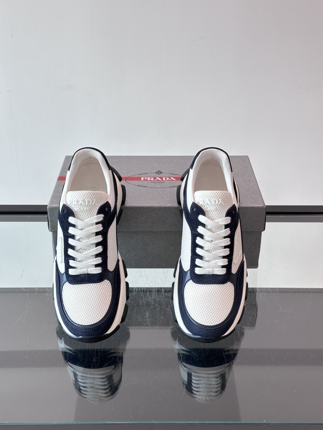 Prada 运动鞋💯百搭色调,网面 + 麂皮拼接鞋面,鞋侧有 Prada 三角形标志性的"符号"logo 压纹 Prada 运动鞋💯百搭色调,网面 + 麂皮拼接鞋面,鞋侧有 Prada 三角形标志性的"符号"logo 压纹