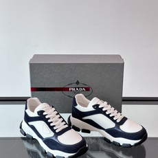 Prada 运动鞋💯百搭色调,网面 + 麂皮拼接鞋面,鞋侧有 Prada 三角形标志性的"符号"logo 压纹 Prada 运动鞋💯百搭色调,网面 + 麂皮拼接鞋面,鞋侧有 Prada 三角形标志性的"符号"logo 压纹