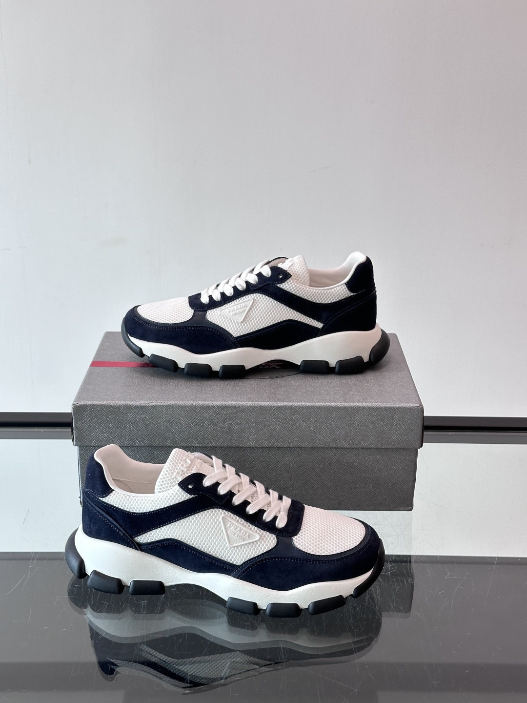 Prada 运动鞋💯百搭色调,网面 + 麂皮拼接鞋面,鞋侧有 Prada 三角形标志性的"符号"logo 压纹 Prada 运动鞋💯百搭色调,网面 + 麂皮拼接鞋面,鞋侧有 Prada 三角形标志性的"符号"logo 压纹