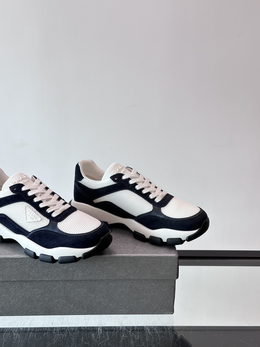 Prada 运动鞋💯百搭色调,网面 + 麂皮拼接鞋面,鞋侧有 Prada 三角形标志性的"符号"logo 压纹 Prada 运动鞋💯百搭色调,网面 + 麂皮拼接鞋面,鞋侧有 Prada 三角形标志性的"符号"logo 压纹