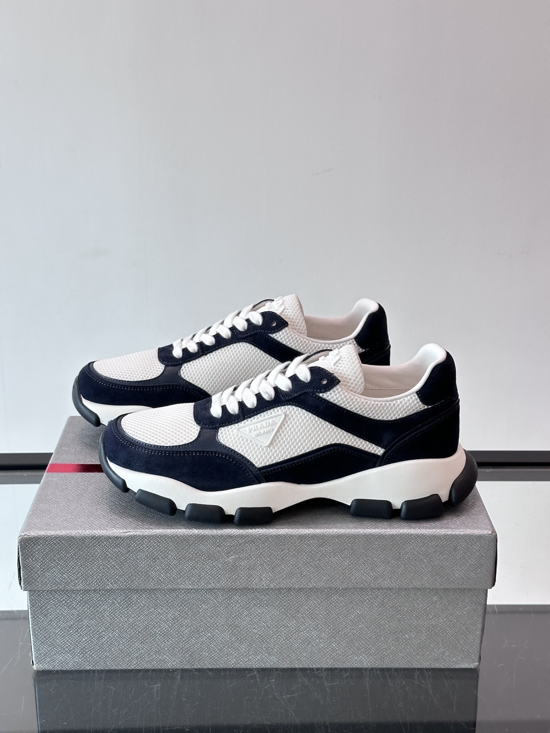 Prada 运动鞋💯百搭色调,网面 + 麂皮拼接鞋面,鞋侧有 Prada 三角形标志性的"符号"logo 压纹 Prada 运动鞋💯百搭色调,网面 + 麂皮拼接鞋面,鞋侧有 Prada 三角形标志性的"符号"logo 压纹